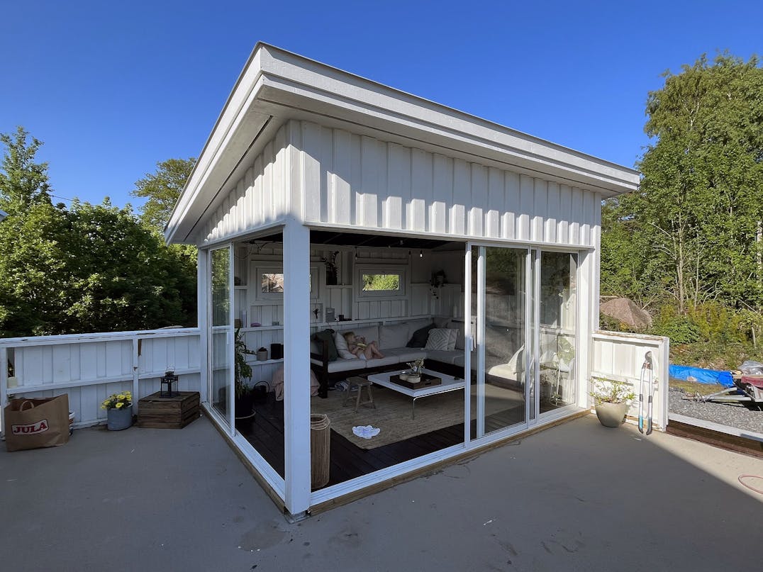 Masser af lys i udestuen med store skydedøre Masser af lys i udestuen med store skydedøre